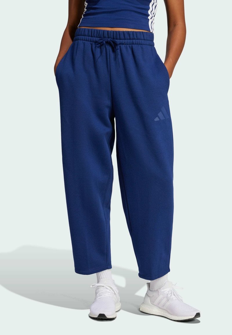 adidas Sportswear - ESSENTIALS CONTEMPORARY FLEECE BARREL LOOSE - Træningsbukser - dark blue, Forstør