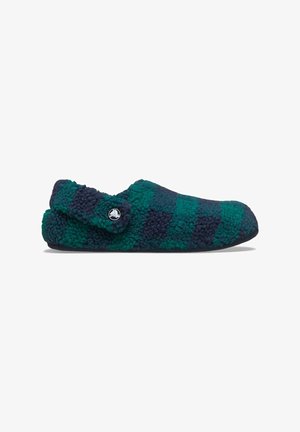 Flauschige Hausschuhe als Slipper im grünen und marineblauen Karomuster, mit runder Zehenpartie, weichem Material und einem Knopfakzent an der Seite.