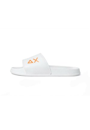 Sandalo bianco slip-on con una larga fascia con simboli geometrici arancioni a forma di pulsante play, suola piatta e design con punta aperta.