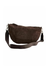 Braune Wildleder-Schultertasche mit Reißverschluss, verstellbarem Stoffgurt und glatter Oberfläche. Mit silbernen Hardware-Akzenten.