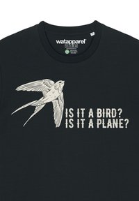 Zwarte katoenen t-shirt met een witte geïllustreerde vogel met uitgespreide vleugels en de tekst "Is het een vogel? Is het een vliegtuig?" eronder.