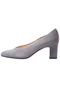 Escarpins en suede gris avec un bout rond, une texture lisse et un talon bloc moyen, présentant un design épuré et minimaliste.