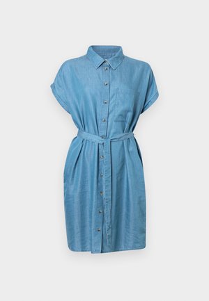 Rochie button-up cu mânecă scurtă de culoare albastru deschis, cu guler, talie cu curea și buzunar pe piept, expusă pe un fundal alb simplu.