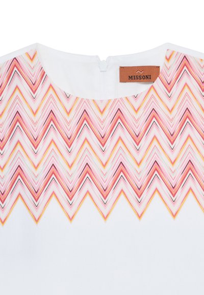 Encolure de vêtement blanche avec un motif zigzag rose, orange et noir, une fermeture éclair visible et une étiquette de marque Missoni marron.