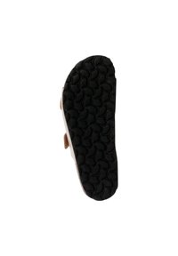 Suela de goma con una superficie texturizada que presenta patrones circulares, complementada por un material superior color crema y un acento marrón claro.