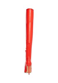 Stivali alti in pelle rossa con una forma elegante, dotati di un tacco a stiletto alto e una chiusura con cerniera sul retro. Texture liscia su tutta la superficie.