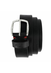 Cinturón de cuero negro con un acabado texturizado, que presenta una hebilla de metal plateado y costuras de acento rojas. Marcado con "JOOP! JEANS."