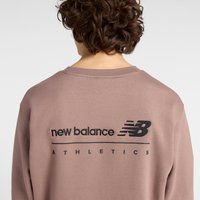Felpa marrone con collo a giro, caratterizzata da un logo "new balance" ricamato in nero e la scritta "ATHLETICS" sul retro. Texture del tessuto morbida.