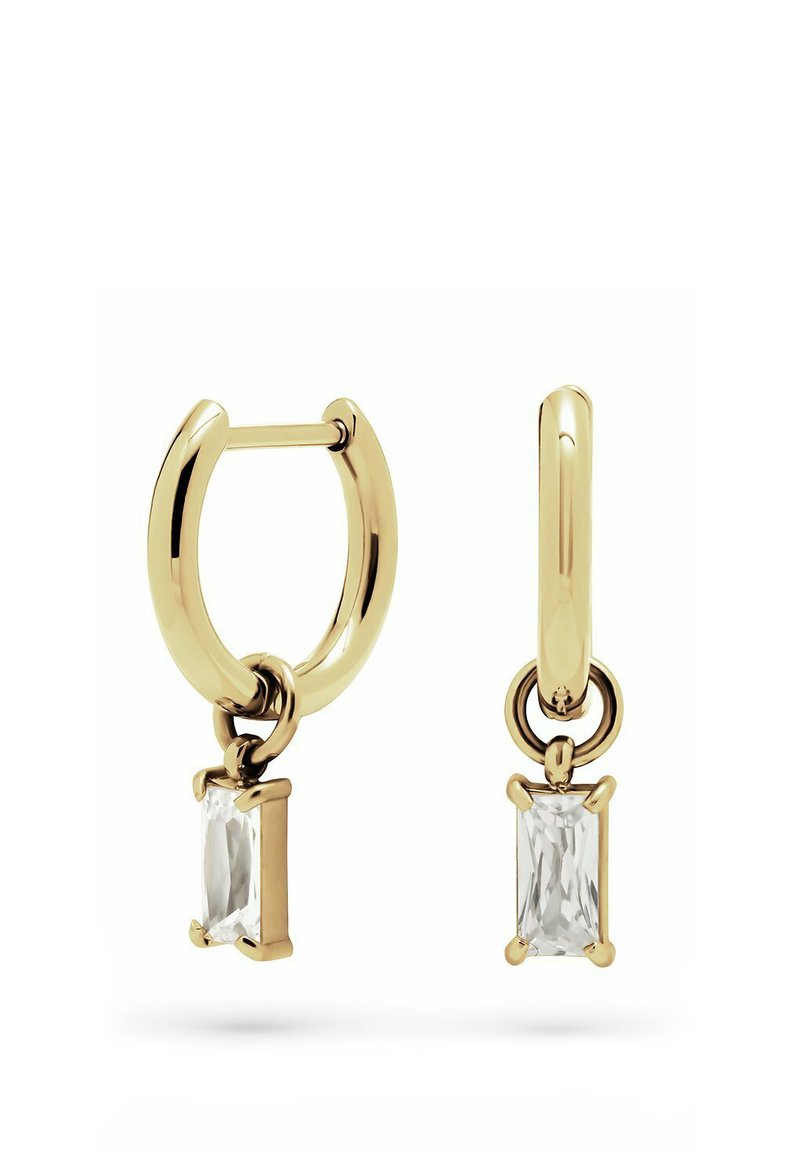 Guldringar med rektangulära klara ädelstenar hängande från varje. Slät yta med en polerad textur. Enkel, elegant design.