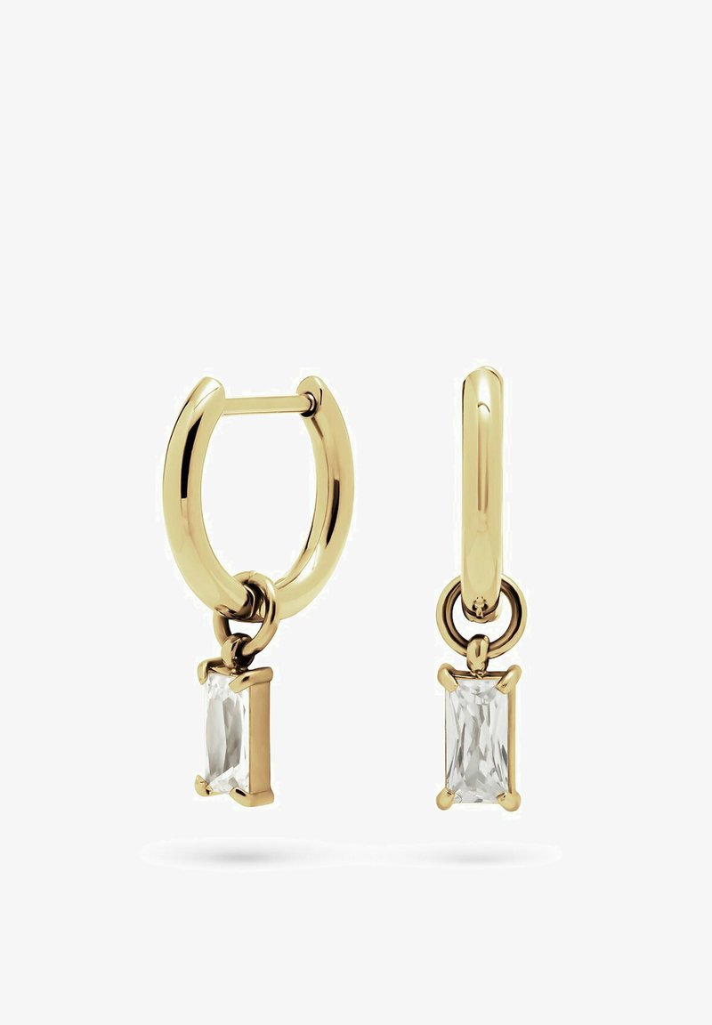 Boucles d'oreilles en or avec des gemmes rectangulaires transparentes suspendues à chacune. Fini lisse avec une texture polie. Design simple et élégant.