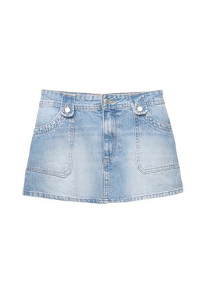 Denim mini krilo v svetlo modri barvi. Ima dva sprednja žepa, zapiranje na gumb ter vidno šivanje z rahlo obrabljenim videzom.