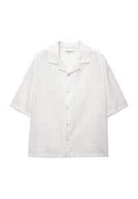 Wit overhemd met korte mouwen van lichtgewicht stof. Heeft een campkraag en een rechte snit, met een rij knopen aan de voorkant.