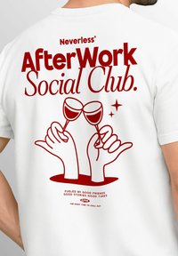 Weißes T-Shirt mit einem roten Grafikdesign von zwei Händen, die Weingläser anstoßen, mit dem Text "AfterWork Social Club" und zusätzlichen Phrasen darunter.