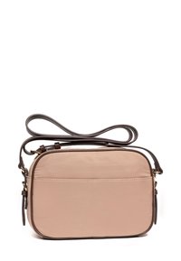 Borsa a tracolla realizzata in morbido tessuto rosa con dettagli in pelle marrone. Forma rettangolare, tasca frontale piatta e tracolla regolabile.