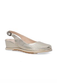 Metalické zlaté slingback boty s perforovaným svrškem, nízkým klínovým podpatkem a bílou podrážkou. Disponují sponou a hladkým povrchem.