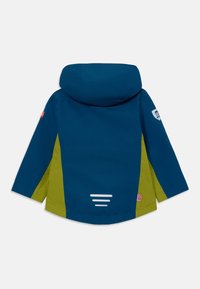 Jachetă color-block cu o secțiune superioară albastră, părți laterale verzi, glugă și accente reflectorizante pe spate, aproape de tiv.