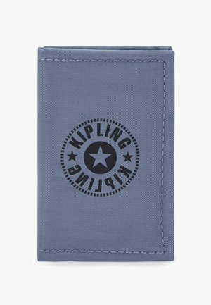 Portafoglio pieghevole in morbido tessuto blu, caratterizzato da un logo circolare nero con una stella, circondato da dettagli a punti. Cuciture lungo i bordi.