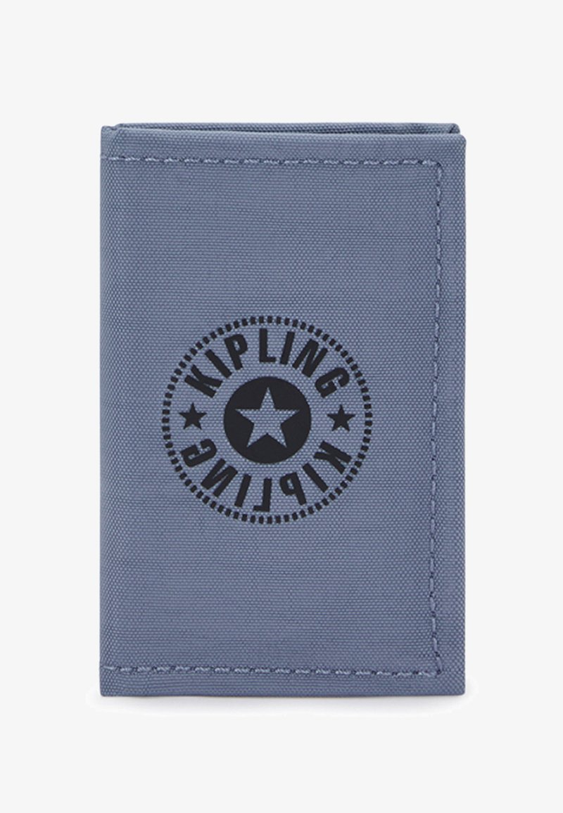 Portafoglio pieghevole in morbido tessuto blu, caratterizzato da un logo circolare nero con una stella, circondato da dettagli a punti. Cuciture lungo i bordi.