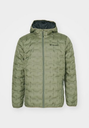 Chaqueta acolchada verde oliva con cremallera frontal, capucha ajustable y patrón texturizado. Presenta un logo en el lado izquierdo del pecho y en los puños.