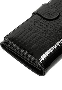 Černá peněženka vyrobená z lesklého, embosovaného materiálu s texturovaným vzorem plazí kůže. Má zaoblené uzavírání na patent a viditelné švy.