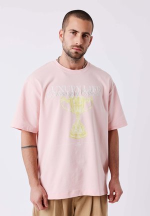 Project X Paris, T-SHIRT HOMME IMPRIMÉ ET BRODÉ MOTIF CHAMPION - T-shirt imprimé - rose