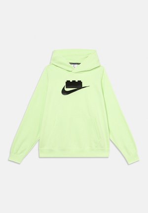 Lichtgroene hoodie met buidelzak, voorzien van een zwarte Nike-swoosh en een kastelengrafiek op de borst.