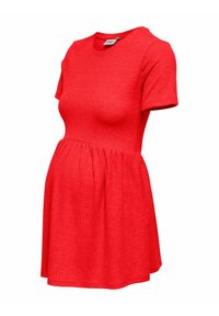 Κόκκινο, κοντομάνικο φόρεμα εγκυμοσύνης κατασκευασμένο από υφασμάτινο με υφή, με εφαρμοστό μπούστο και φούστα με φαρδιά γραμμή, σχεδιασμένο για άνεση και στυλ.