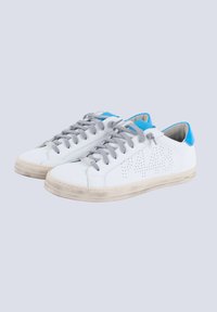 Weiße Leder-Sneaker mit grauen Schnürsenkeln, blauen Akzenten an der Zunge und Ferse sowie durchbrochenem Design an den Seiten. Abgenutzte Gummisohle.