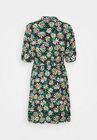 Schwarzes Kleid mit einem floralem Muster aus weißen Gänseblümchen mit gelben Mittelblüten und grünen Blättern. Kurze Ärmel und ein taillierter Schnitt mit Gürtel.