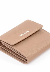 Portafoglio in pelle beige con una finitura texturizzata, dotato di chiusura a pattina e cuciture bianche. Il logo del marchio è impresso anteriormente.