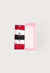 Πέντε ζευγάρια διπλωμένα κάλτσες σε κόκκινο, λευκό και μαύρο με μικρά σχέδια καρδιάς μέσα σε ένα ροζ ορθογώνιο κουτί με σχέδια καρδιών.