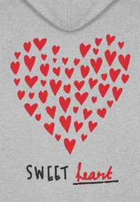 Felpa grigia chiara con un design ricamato di vari cuori rossi che formano una forma a cuore, testo "SWEET heart" in nero e rosso sottostante.