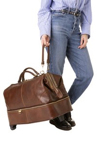 Borsa da viaggio in pelle marrone con cerniere dorate, manici arrotolati e manico estraibile su una base con ruote, posizionata su uno sfondo bianco.