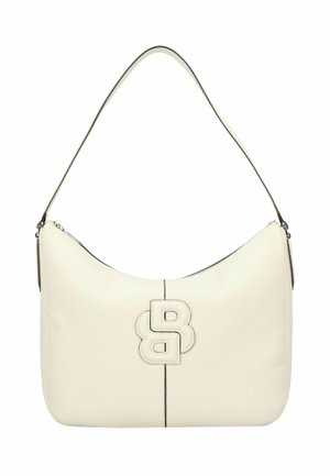 Bolso de hombro de cuero crema con forma curva, que presenta un logo en relieve prominente, textura suave y una única correa ajustable.