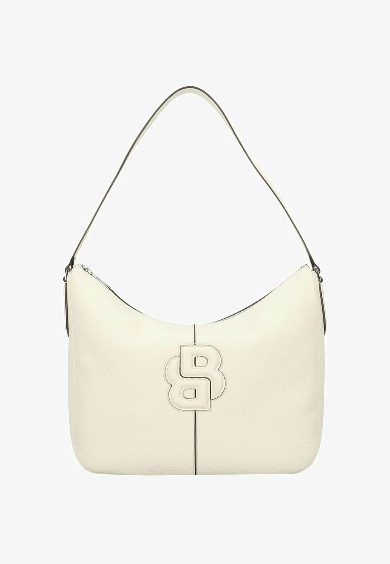 Sac à bandoulière en cuir crème à forme incurvée, arborant un logo en relief bien visible, une texture lisse et une seule bandoulière réglable.