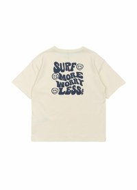 Camiseta de manga corta beige claro con texto en azul marino "SURF MORE WORRY LESS" acompañado de caritas sonrientes, hecha de suave tela de algodón.