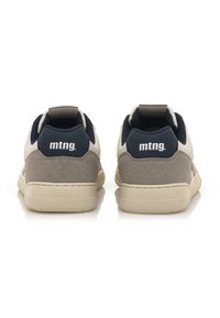 Baskets pour hommes avec une tige en suede beige et gris, des accents bleu marine, un col rembourré et un logo au talon. Elles possèdent une semelle en caoutchouc et un design à lacets.