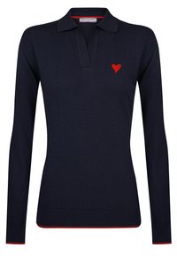 Marinblå långärmad polo med ett rött broderat hjärta på vänster bröst, med klassisk krage och röda ribbade detaljer i kanten.