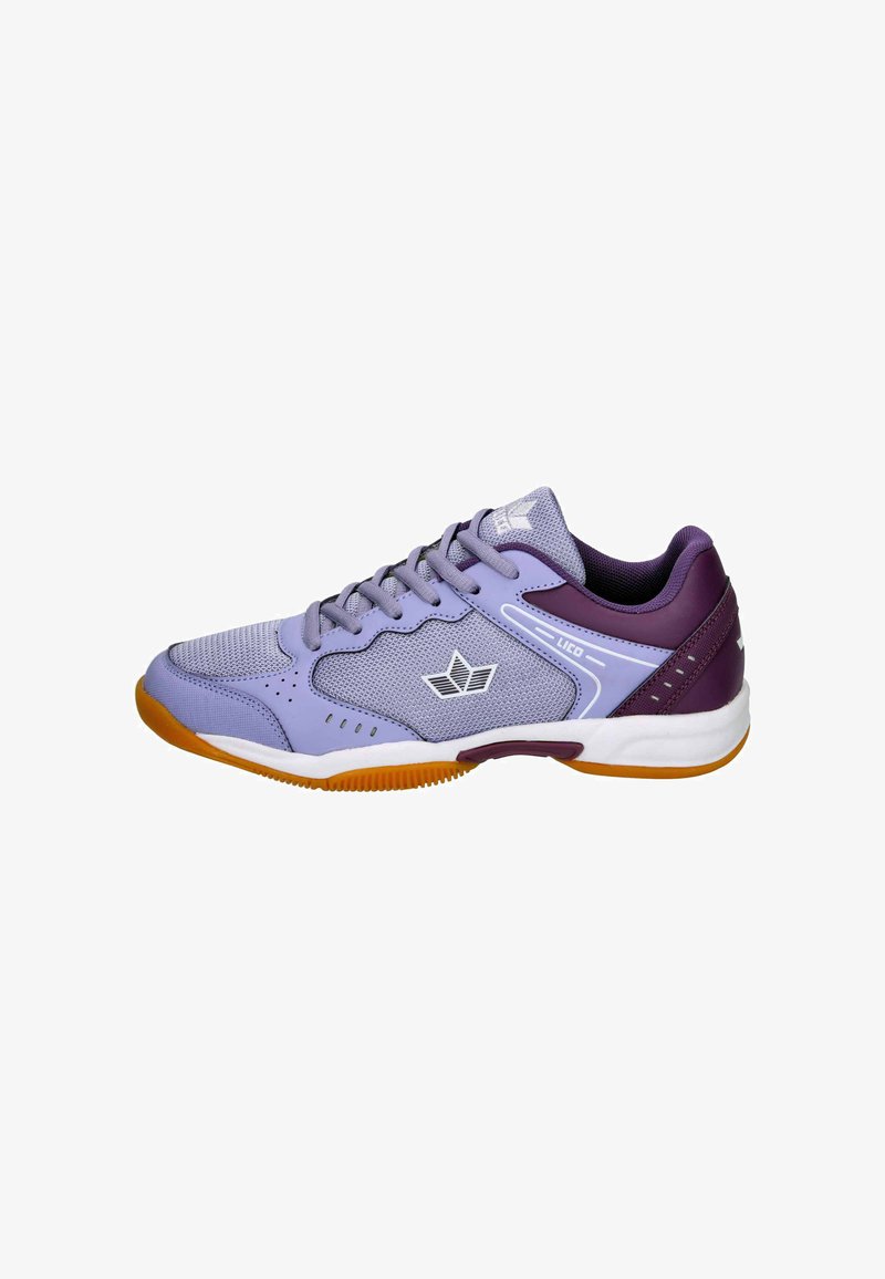 Hellvioletter Sportschuh mit Mesh-Obermaterial, gepolstertem Kragen, Gummisohle und kontrastierenden dunkelvioletten Akzenten. Silbernes Logo an der Seite.