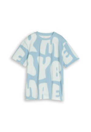 Hellblaues kurzärmeliges T-Shirt mit übergroßen weißen abstrakten Buchstabenmustern, die über den Stoff verteilt sind.