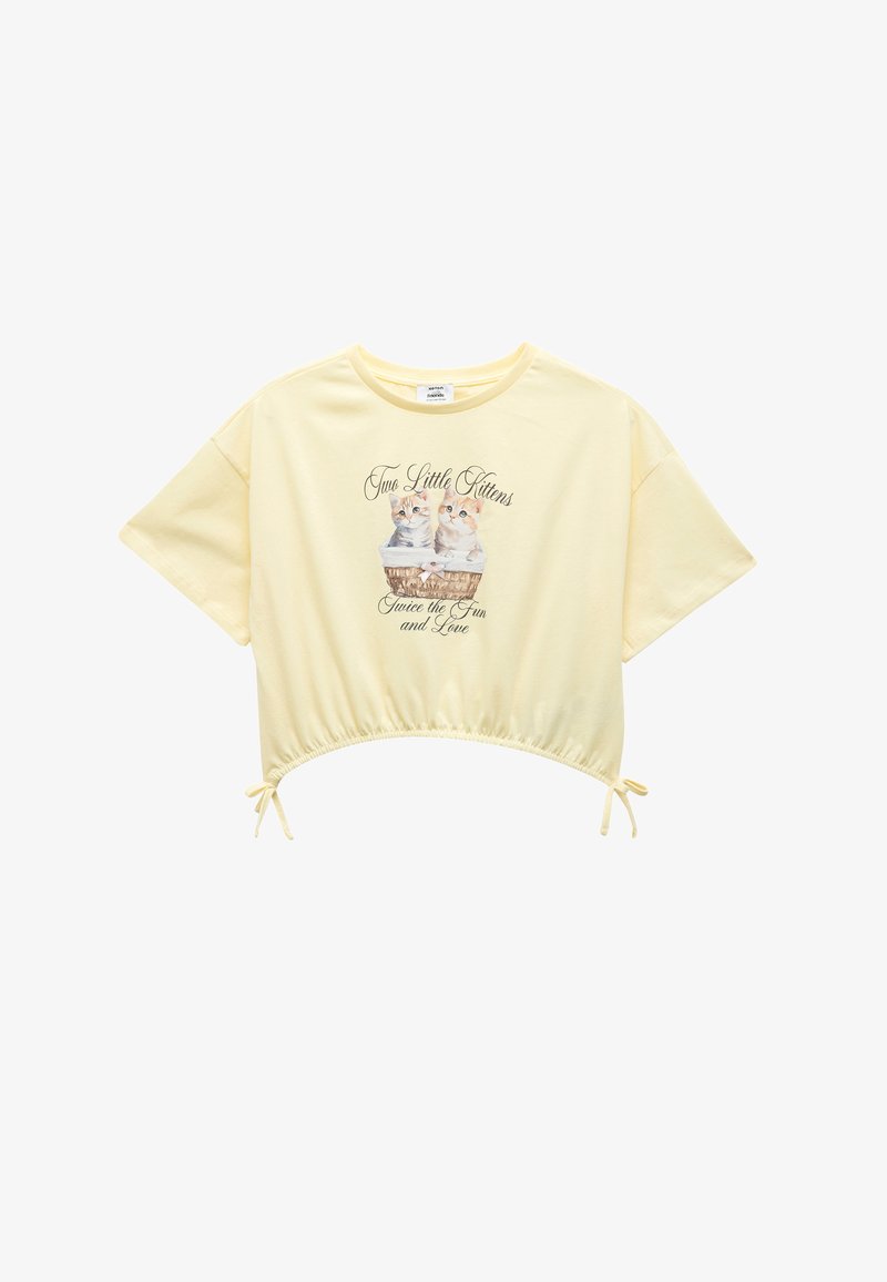 Gul cropped t-shirt i blødt bomuld med et trykt design af to killinger i en kurv med tekst, snøre i kanten for justerbarhed.