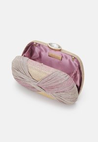 Pochette con un'esterno testurizzato caratterizzato da fili metallici intrecciati in rosa e oro. Interno satinato e chiusura circolare in argento.