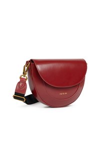 Borsa a tracolla rossa in pelle con patta curva, hardware dorato e tracolla nera regolabile; presenta un logo impresso sul davanti.