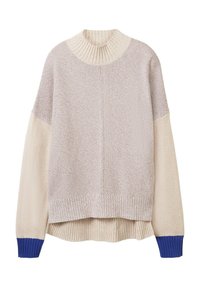 Crewneck-Strickpullover mit beigem und hellbraunem Körper, cremefarbenen Ärmeln und blauen gerippten Bündchen, mit lockerer Passform und strukturiertem Strickmuster.