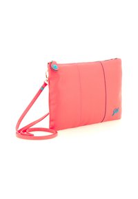 Piccola borsa a tracolla in pelle corallo con dettagli in blu, chiusura con zip e tracolla regolabile arrotolata accanto.
