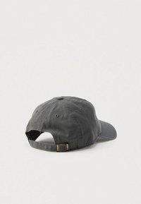 Casquette de baseball en coton gris avec une visière courbée, une sangle ajustable à l'arrière et un tissu texturé. Elle présente des détails de coutures et des trous de ventilation.