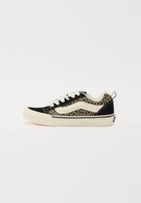 Sort og beige sneakers med leopardprint, blød ruskindsoverdel, hvide snørebånd og en gummisål med en let hæl.