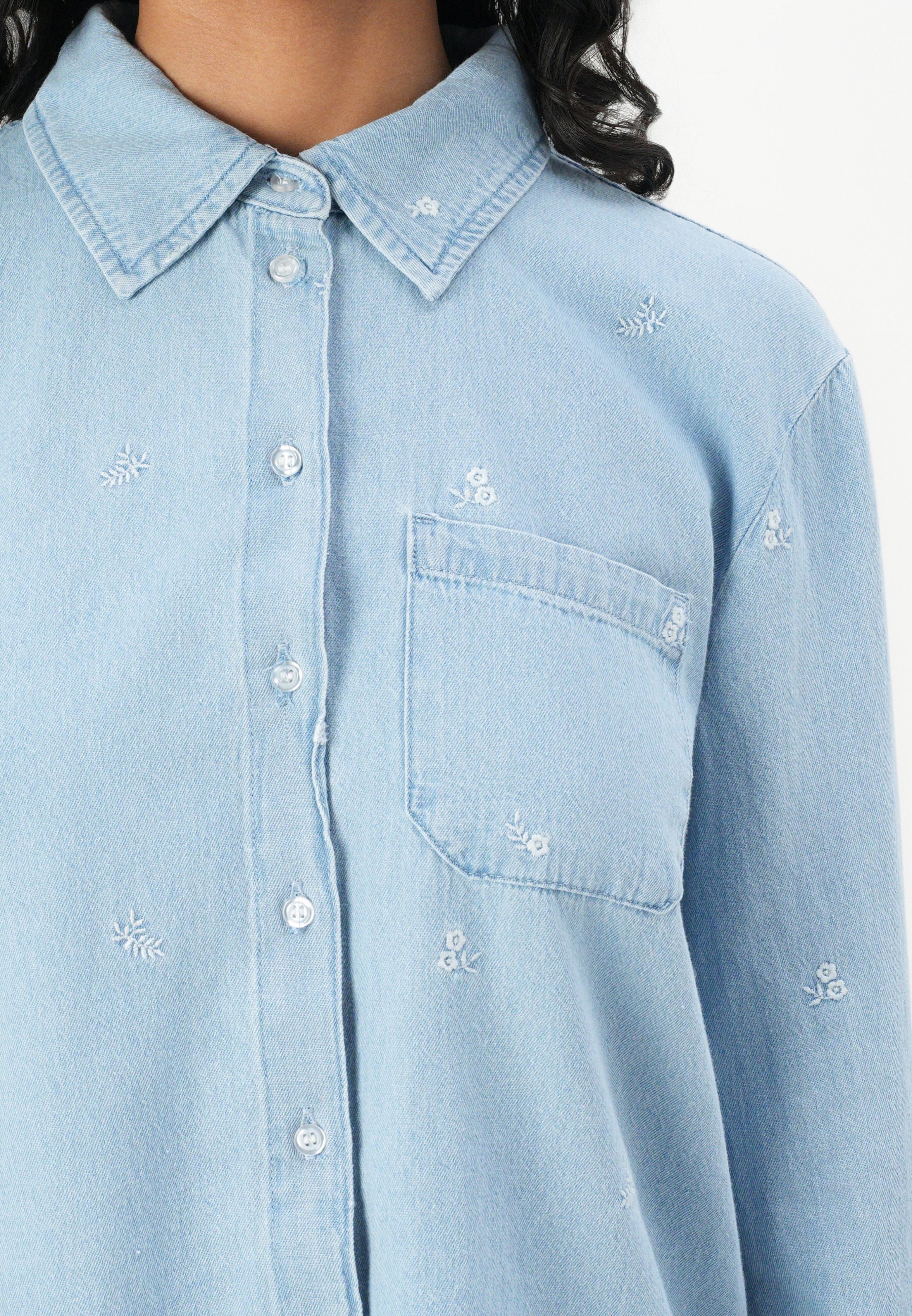 DKNY CROPPED DROP SHOULDER LOGO SHIRT WITH RAZOR CUTHEM