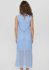 Abito senza maniche di colore azzurro chiaro con apertura a chiave sul retro, design a strati e motivo a righe orizzontali. Lunghezza fino al polpaccio con spacchi laterali.