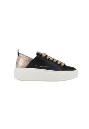 Sneakers med lav platform med sort læder foran, metallisk tekstureret roseguld hæl, beige snørebånd og hvid tyk sål, mærket Alexander Smith.